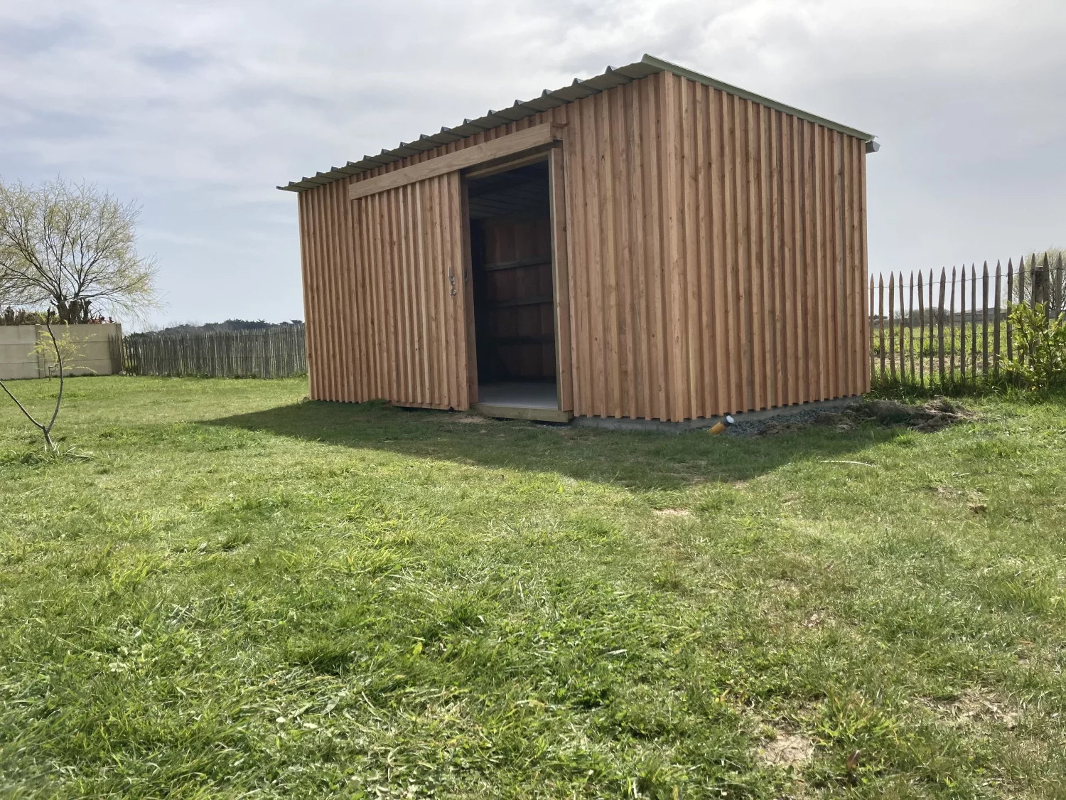 Abri de jardin bois pose verticale ajouré • porte coulissante • toit mono-pente