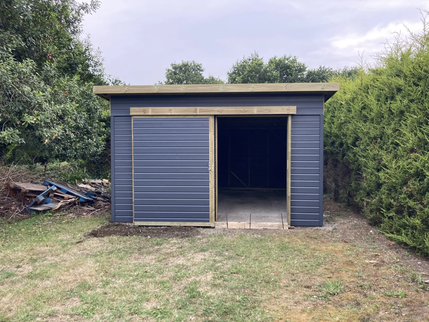 Abri de jardin bois couleur gris • porte coulissante • toit mono-pente • 20 m2