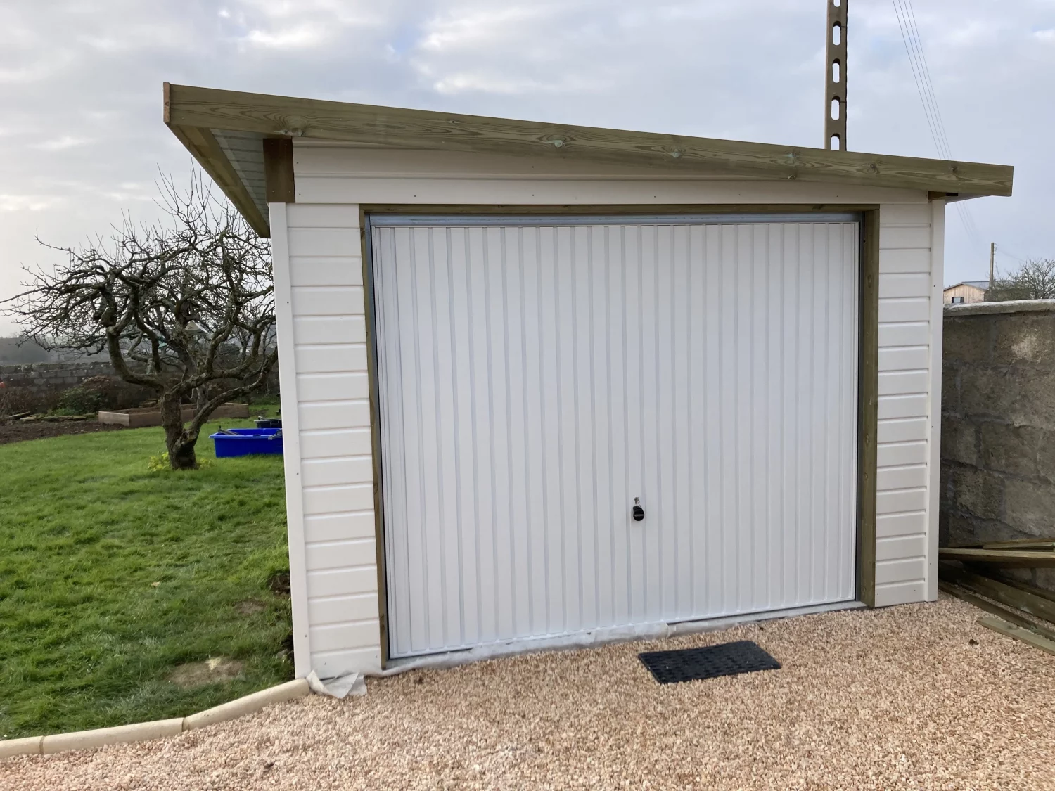 Garage • Bois couleur blanc crème • Porte Basculante • Dalle Béton